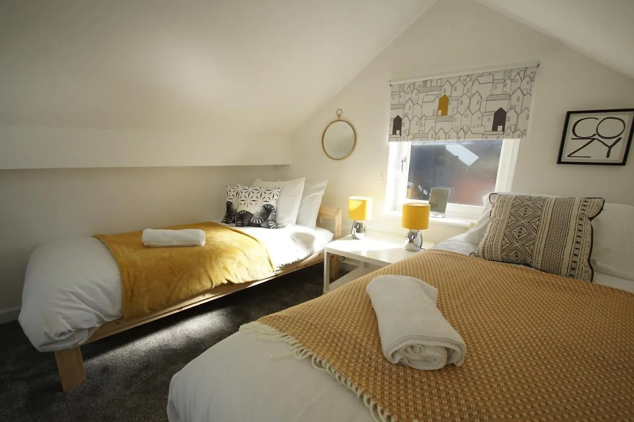 Loft Style Apartment For 4, 1 Broadhurst Court, Close To Town, Station & Hospital Stockport