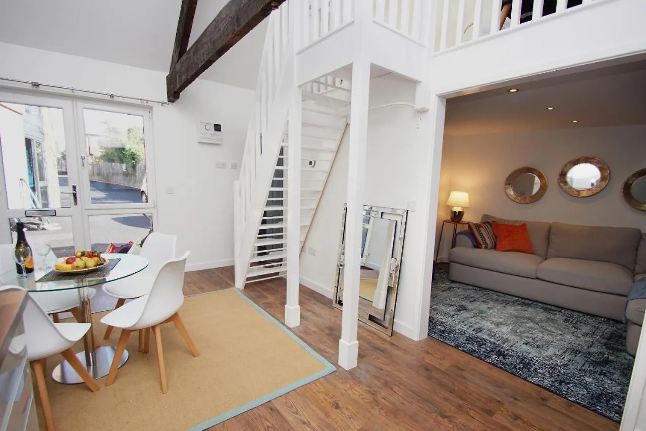 Loft Style Apartment For 4, 1 Broadhurst Court, Close To Town, Station & Hospital Stockport